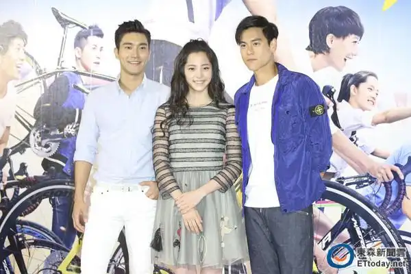 欧阳娜娜(中)在电影《破风》和崔始源(左),彭于晏合作.