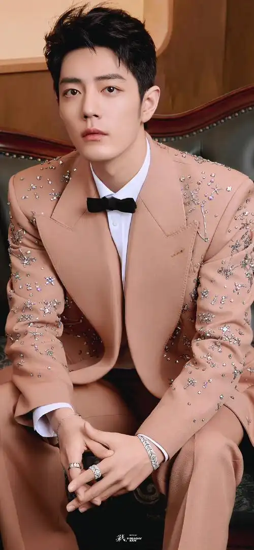 肖战早春大片#肖战超话真的好贵气啊,西装领结好正式的感觉,怼脸镜头