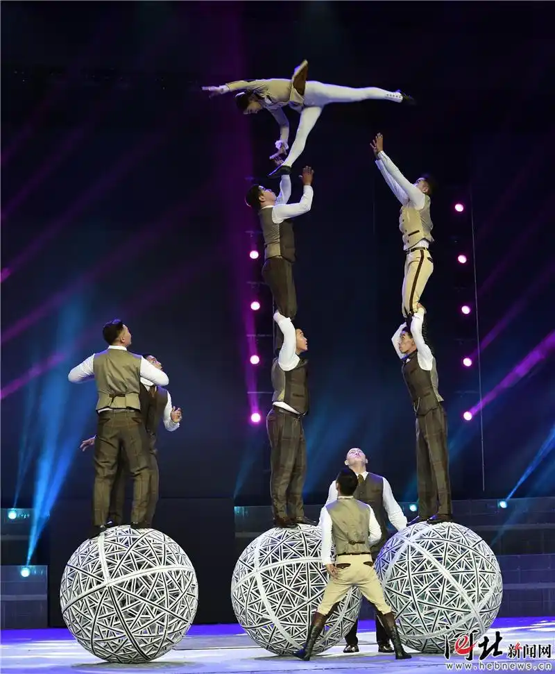 世界杂技精英"秀"绝活
