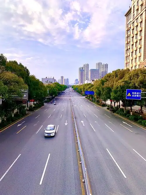 畅通(春节期间难得的城市交通状况)