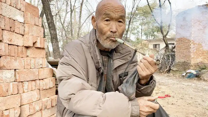 都说吸烟有害健康,农村70岁大爷抽了40年,听听他说的有道理吗?