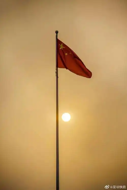 燃五星红旗在国门升起