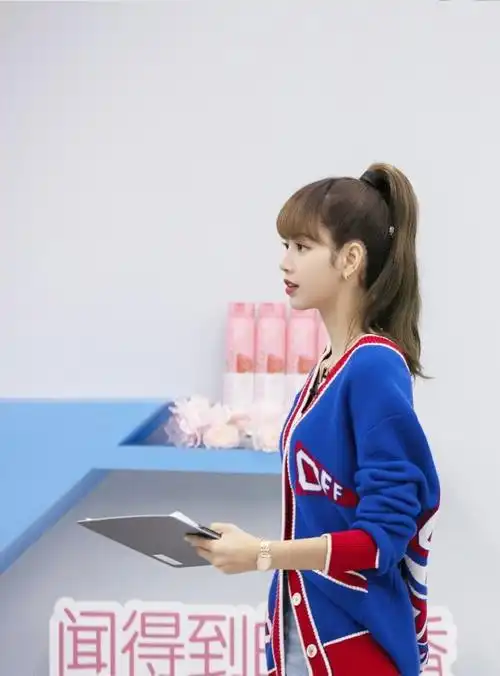 lisa终于绑高马尾穿红蓝针织开衫出镜秀天鹅颈气质优雅