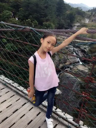 我是一名11岁的女生,我性格活波开朗,很喜欢交新朋友,我的兴趣爱好是