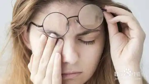 眼睛模糊看不清是怎么回事