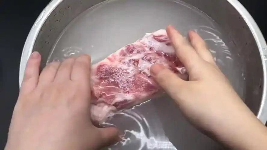 猪肉万万不可用清水洗肉师傅教我一妙招脏东西血水全部跑出来