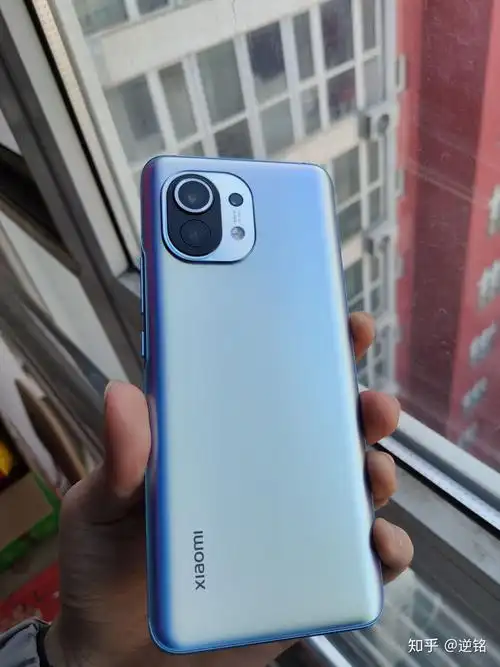 本来手机的包装和外观是比较无聊的部分,但是小米11的包装和外观能说