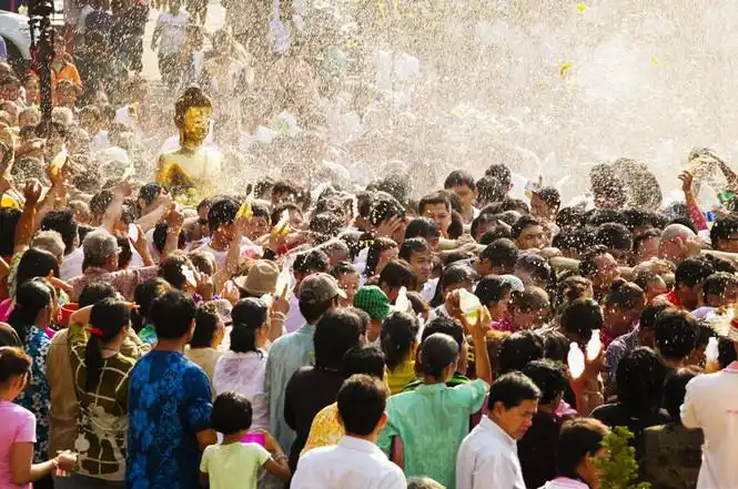 泰国泼水节(又称宋干节:songkranwaterfestival)