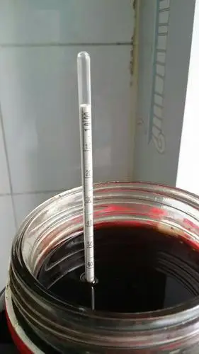 目光平视观测,密度计于液体表面相交处即为对应的读数值.