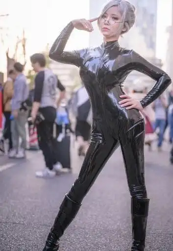 漫展女神走红穿着胶衣大秀身材网友谁能不爱