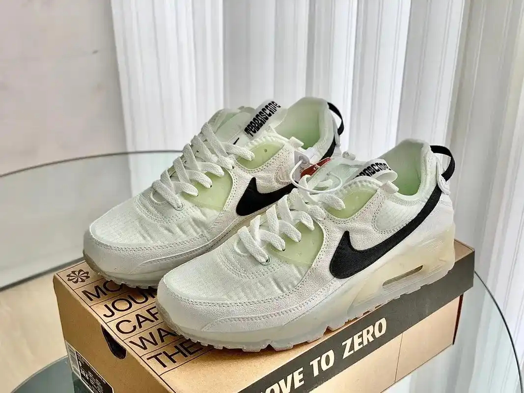 气垫运动鞋.鞋面采用耐穿梭织不易撕裂面料,透气并且很轻,侧边 - 抖音