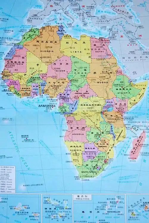 从下面的地图中可以看出,非洲的很多国家,国界线沿经纬线呈现出非常