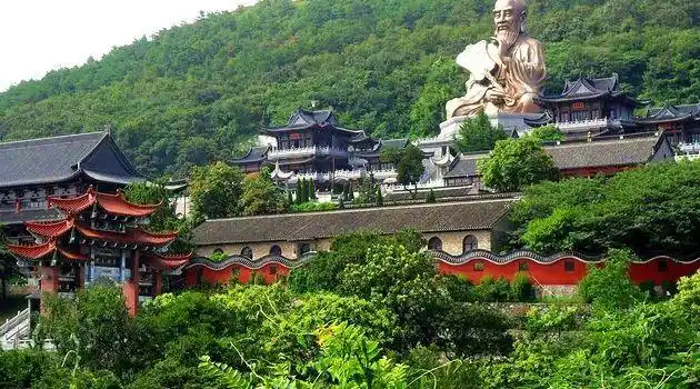 茅山因山区地势险要,西邻南京,北望长江,东至武进,常州,无锡,苏州