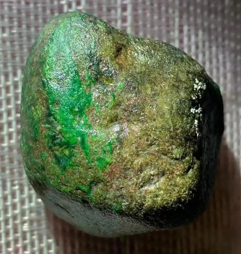 缅甸翡翠原石.福利价:8000 9215 110克莫莫亮色料, - 抖音