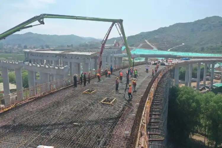 鲁山互通c匝道桥现浇梁跨省道浇筑顺利完成_县域经济网