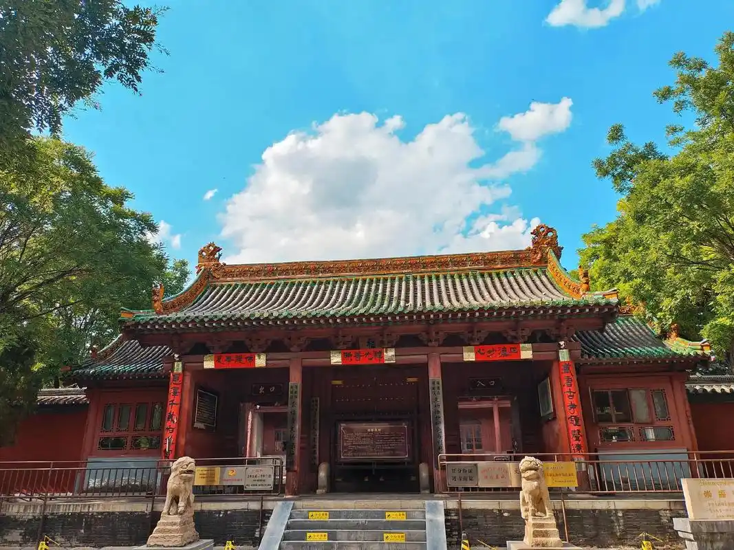 崇福寺,位于山西省朔州市朔城区旧城内东街北侧,是一处规模宏敞