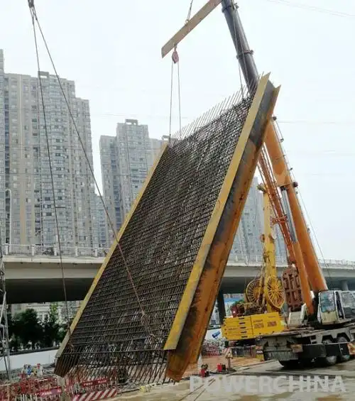 水电八局完成首例地下连续墙钢筋笼分节吊装施工