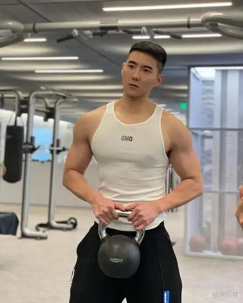 时尚帅气的型男紧身衣下包裹着扎实的肌肉颜值与身材也可并存