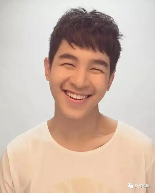 最近很迷这个笑起来眼睛弯成月牙.