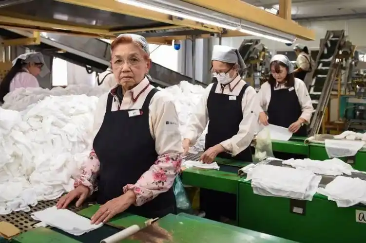 在老龄化严重的日本,为了让老人们可以更好地工作,甚至研发了一款 ""