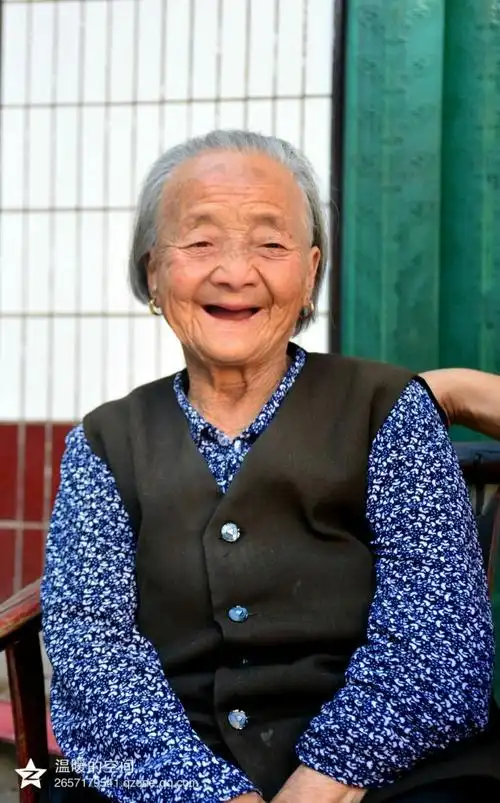 "慈祥奶奶"一头白发,写满了岁月的痕迹.一张笑脸散发着亲情的力量.