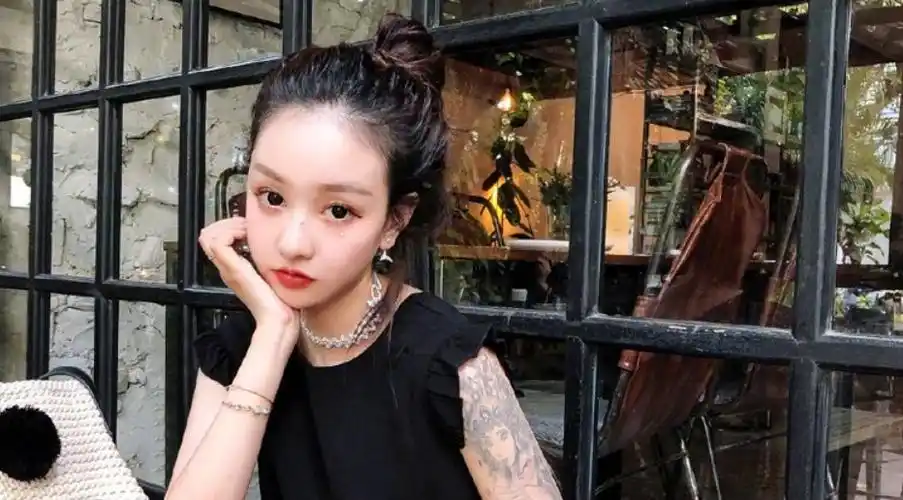 炫迈妹儿年龄资料简介炫迈妹儿曾经当过两年的快手一姐