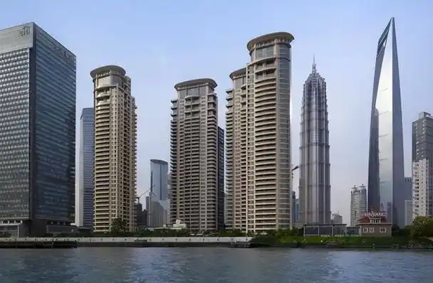 上海市陆家嘴滨江大道边的汤臣一品项目,包括4栋极其奢华的滨江别墅和