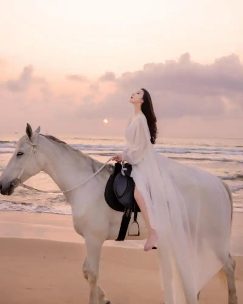 骑白马的不只是王子还有白衣公主