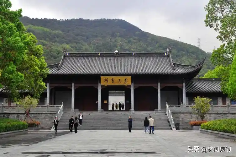 国内现存唯一以古印度阿育王命名的千年古刹,殿宇巍峨,举世瞩目