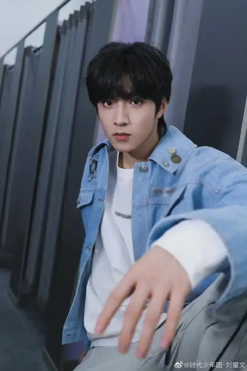 刘耀文分享三宫格试衣间自拍 牛仔外套搭配白色长袖内搭……_高清图集