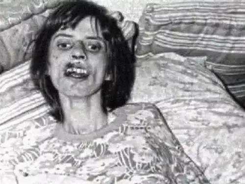 少女被6个恶灵附身?强制驱魔下跪上万次后,活活饿死