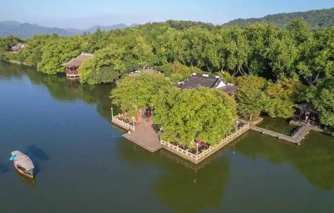 杭州平湖秋月恢复开放_保养_手划船_书楼