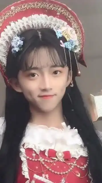 小哥哥男扮女装,当换上裙子的那一刻,你能看出是男孩子吗?