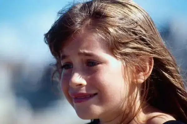 学生盒子:孩子哭闹别闲着?这是情绪管教的大好机会!