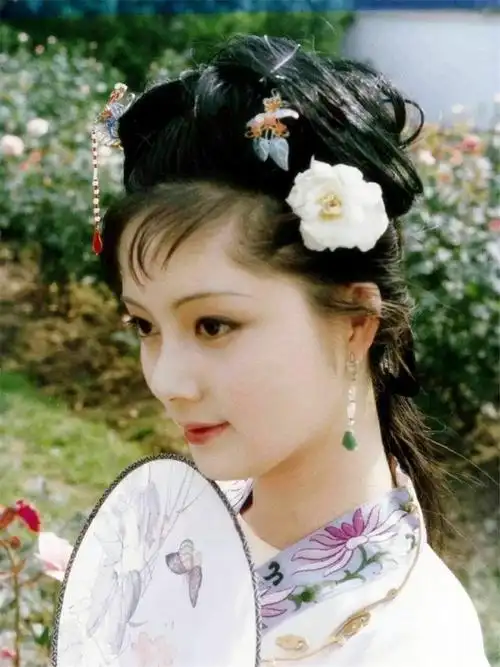 87版红楼梦薛宝钗的唯美照,品格端方,容貌丰美,典范的冷美人