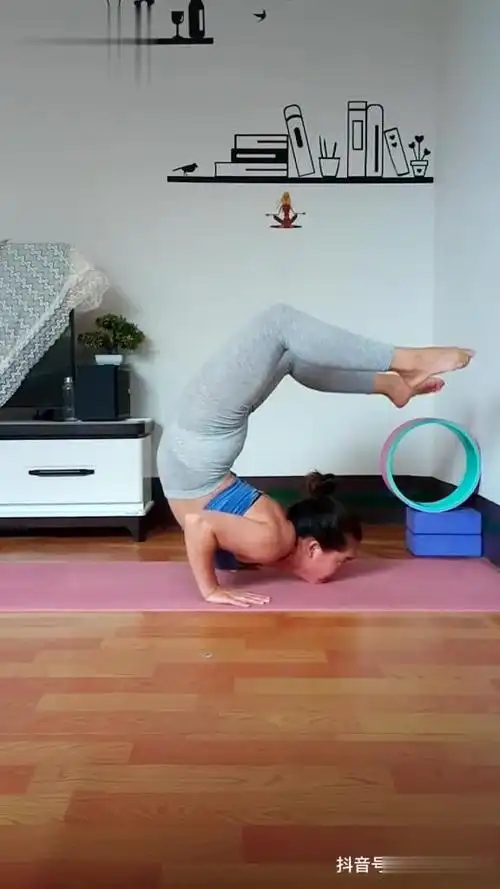 基础真的很重要,生完宝宝后第一次做到下巴倒立蝎子式.