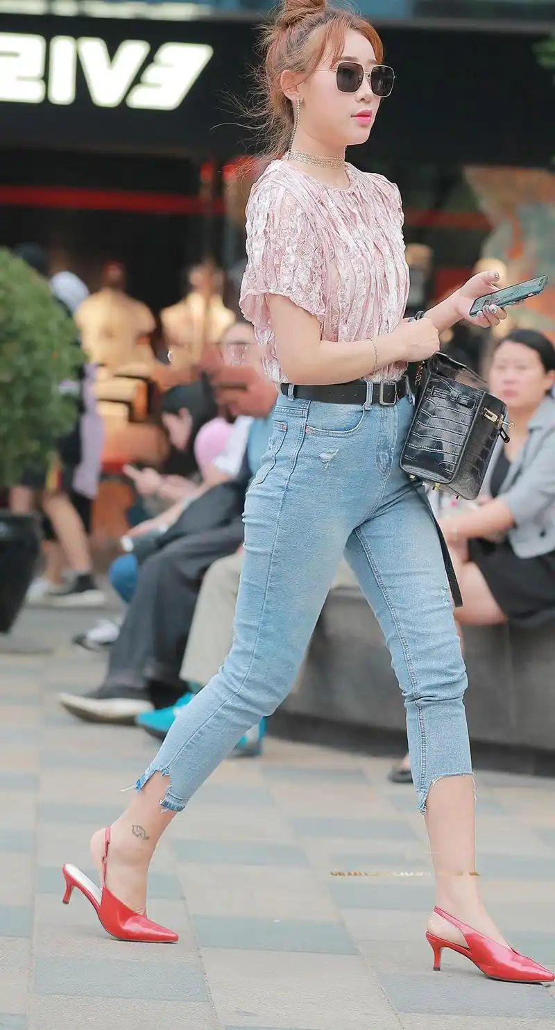 街拍美女:小姐姐牛仔裤穿出浑圆曲线,走路高雅的姿态酷似明星