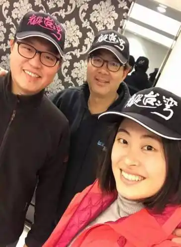 《看见台湾》原创画册策划编辑杨磊(左),齐柏林导演(中),齐导演助手