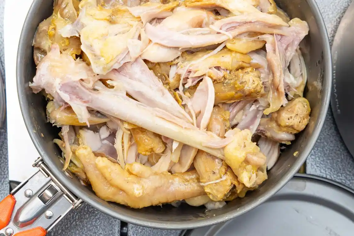 白切三黄鸡 原料 净三黄鸡1只