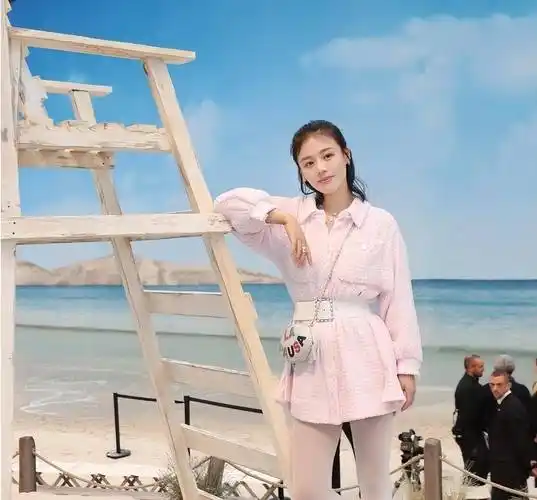 马思纯也有青春的一面,白色丝袜搭配粉丝束腰上衣挑战芭比粉!