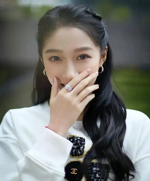 苏王整形——国民闺女关晓彤的颜值就长这样?