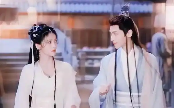 看上半身很正常,当镜头下移,网友:对不起,我没忍住