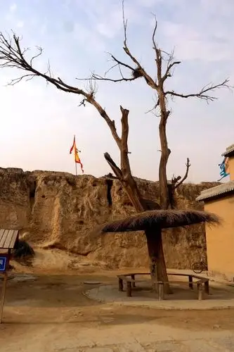 人物,两旁火灶暗示这应该是个祭祀的场所,这里也是很多电影的取景地