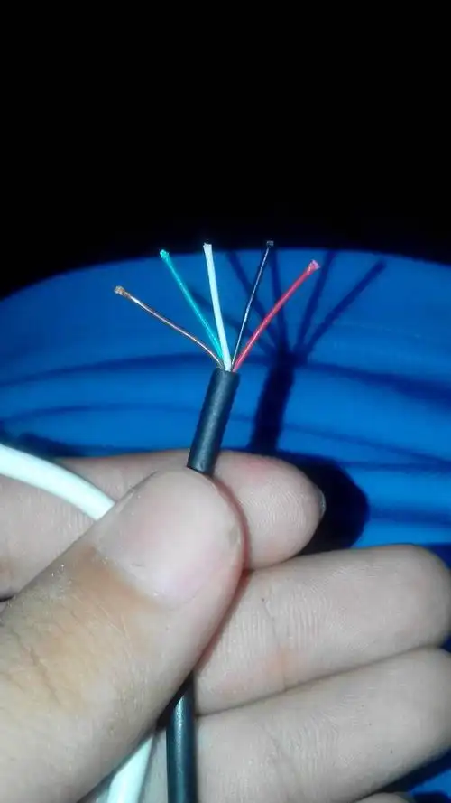 这是usb线,一头要插进移动电源,而图片上的要接正负极,什么颜色的是