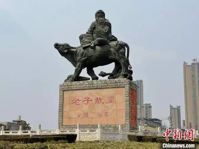 位于安徽省涡阳县城区的老子青牛像 呼兵 摄