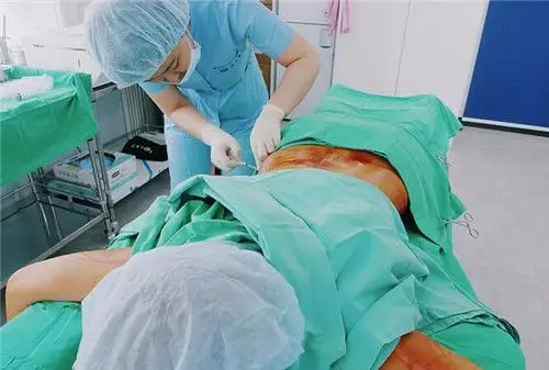 肚子周围有很多肌肉组织,何院                    缓解疼痛,手术中