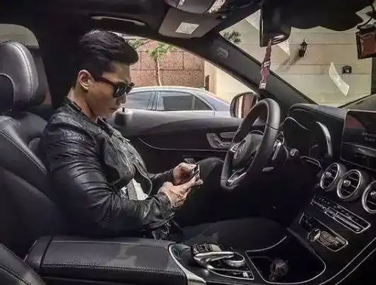 健美肌肉男直播吃健身餐粉丝被他帅气的颜值和健美身材吸睛