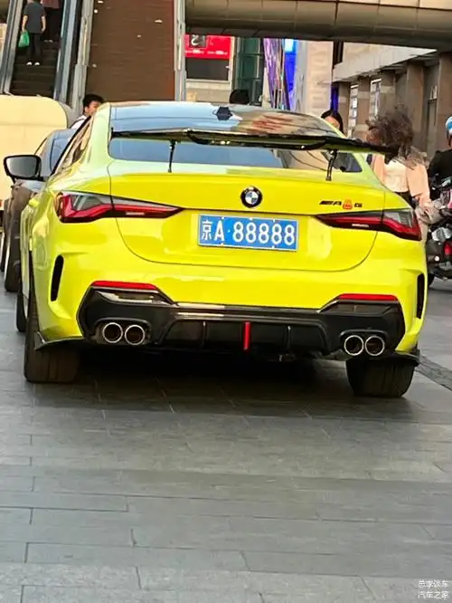 醒目的颜色 夸张的外形 价值不菲的车牌,使得这辆宝马的回头率异常的