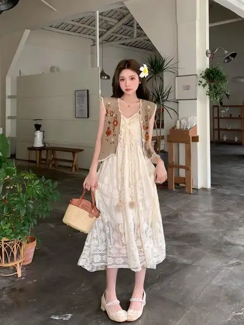 现货复古镂空流苏蕾丝吊带连衣裙女夏季2024新款中长收腰网纱裙