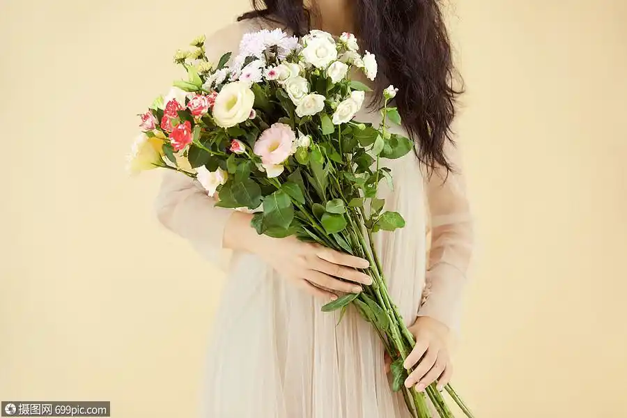 文艺清新女性手捧鲜花可爱模特